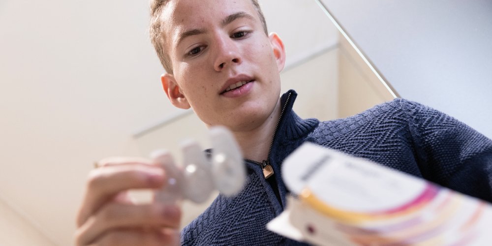 Ung gutt som bruker MiSight linser mot nærsynthet