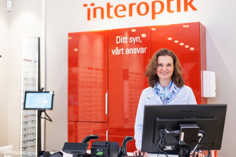 Optiker bak disken i Interoptik-butikk