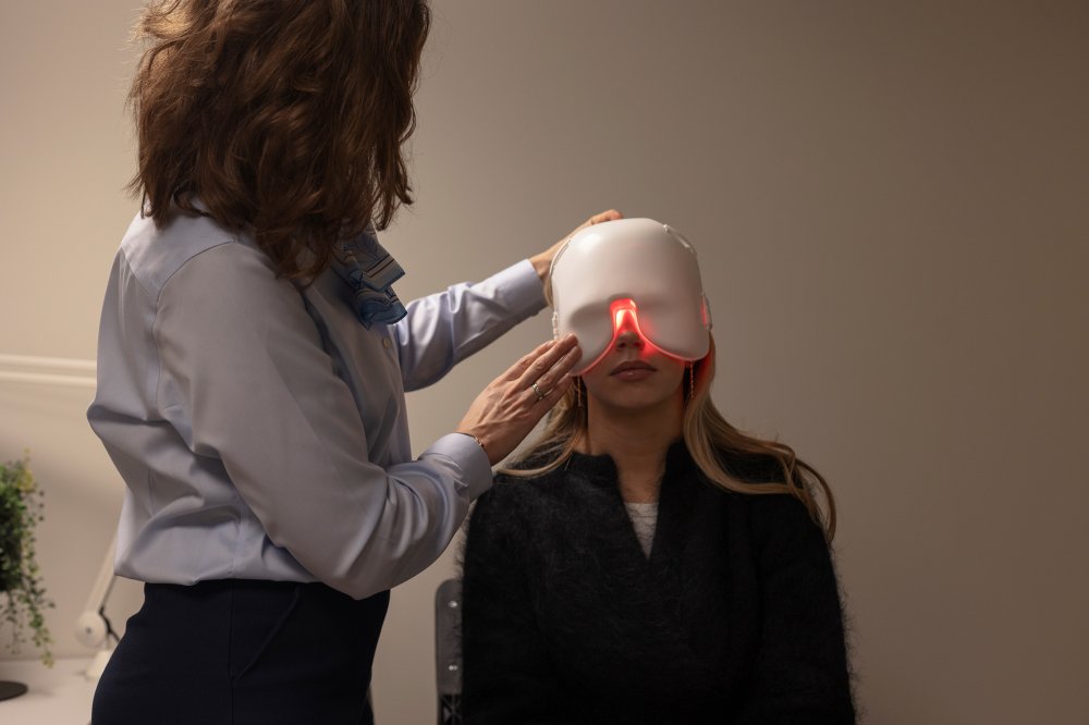 Ung kunde får LLLT lysbehandling hos Interoptik