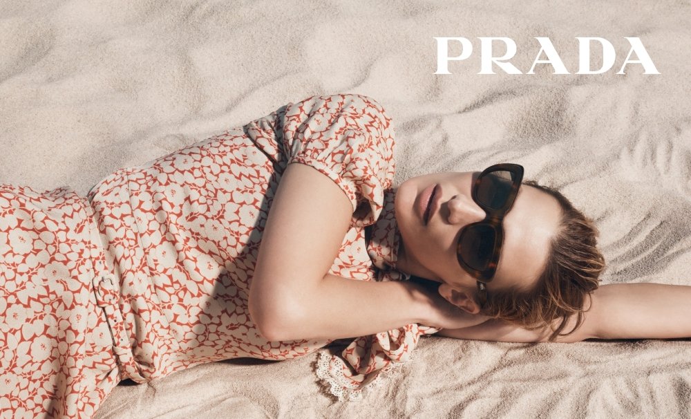 Bella Hadid med solbriller fra Prada